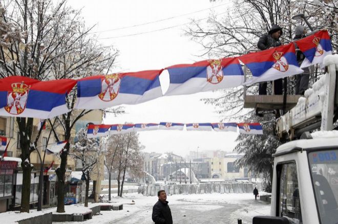 Banderas serbias colocadas en el norte de Mitrovica, ayer, tras el voto kosovar para crear un ejrcito.
