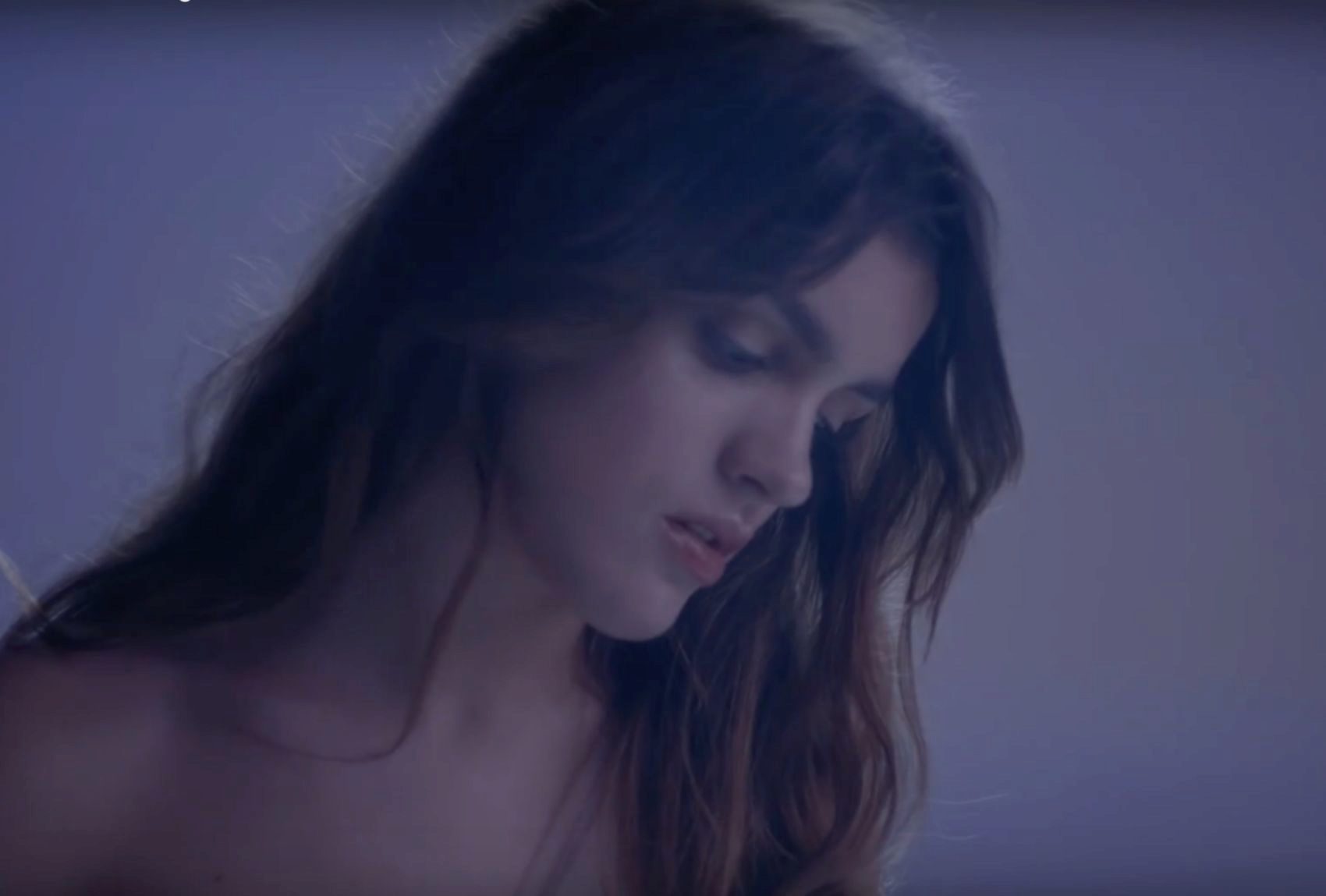 Amaia Romero en el videoclip de Un nuevo lugar, su primer trabajo en...