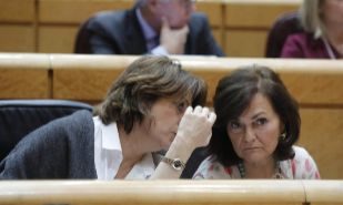 Las ministras Dolores Delgado y Carmen Calvo, en el Senado.