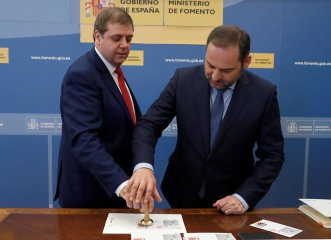 El ministro de Fomento, Jos Luis balos (d), junto al presidente de...