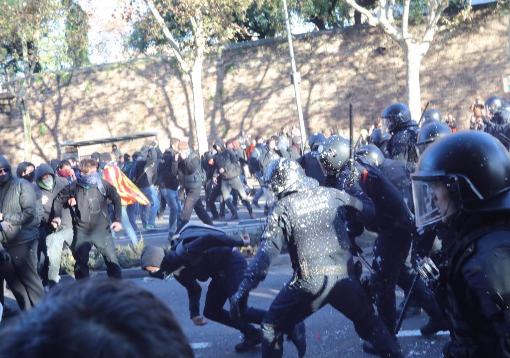 Mossos dEsquadra cargan contra manifestantes de los CDR en la zona...