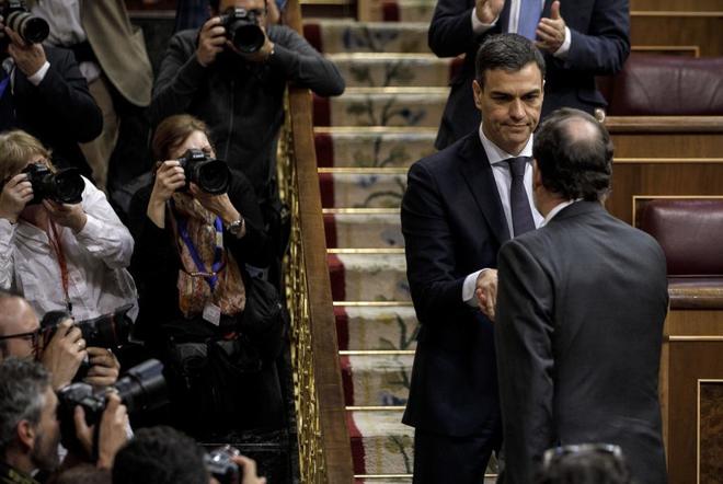 Pedro Snchez saluda a Mariano Rajoy tras ser investido presidente...