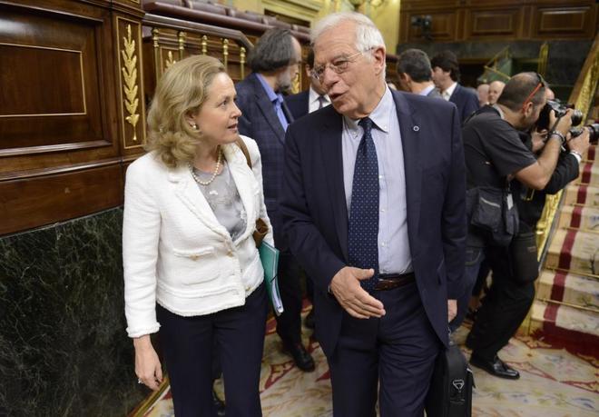 Los ministros Nadia Calvio y Josep Borrell, en el Congreso de los...