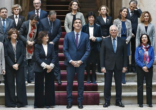 El presidente del Gobierno, Pedro Snchez, en el centro, rodeado por...