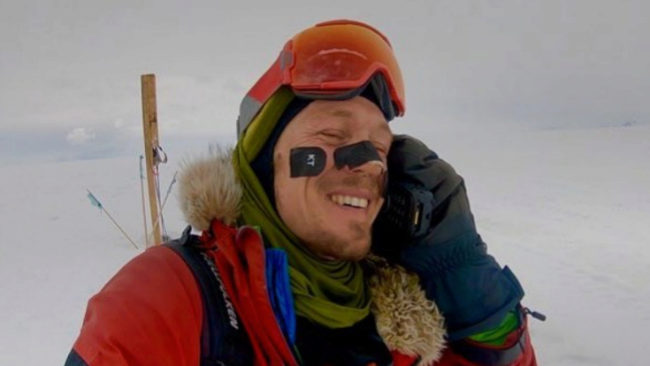 Colin O&apos;Brady sonre a su llegada a la meta tras cruzar el Polo Sur a...