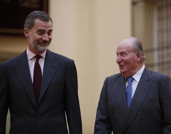 El Rey Felipe VI conversa con su padre Don Juan Carlos durante un acto...