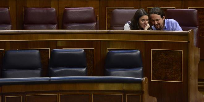 El secretario general y la portavoz parlamentaria de Podemos, Pablo...