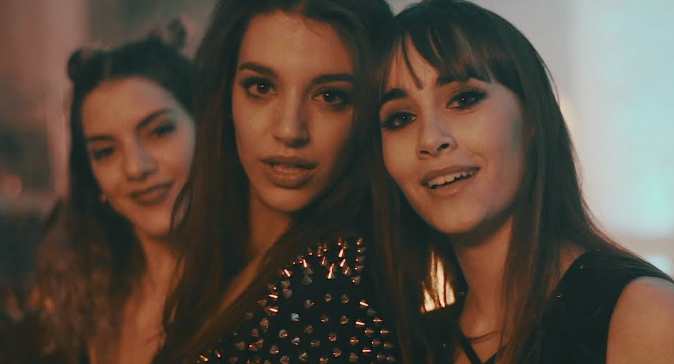 Ana Guerra y Aitana Ocaa (OT 2017) en el videoclip de Lo Malo
