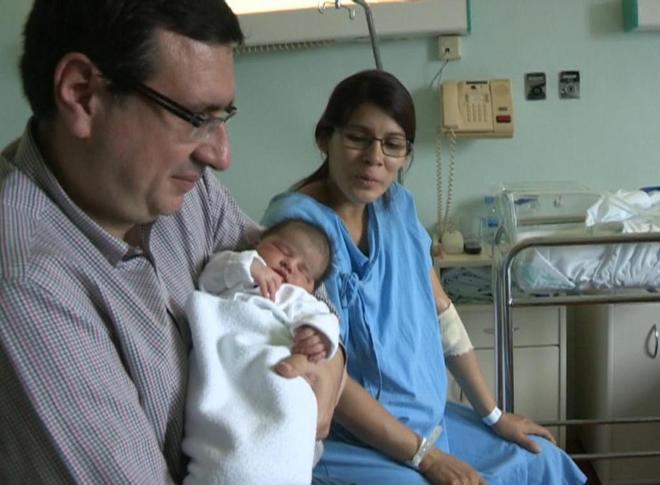 Los padres de Carolina Mara posan junto a su beb en el hospital...