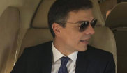 El presidente del Gobierno, Pedro Sánchez, a bordo del Falcon en un...