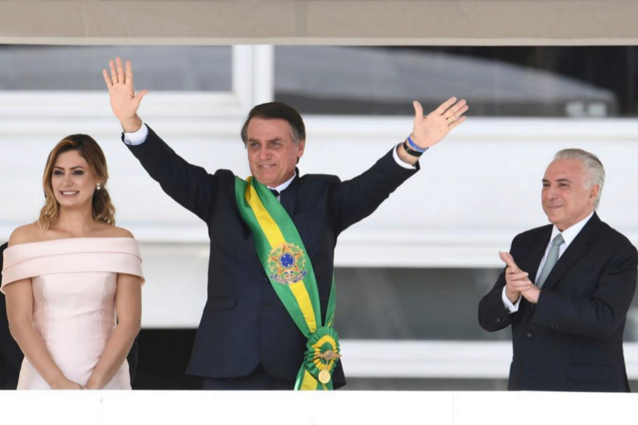 El nuevo presidente de Brasil saluda a los asistentes luciendo por fin...