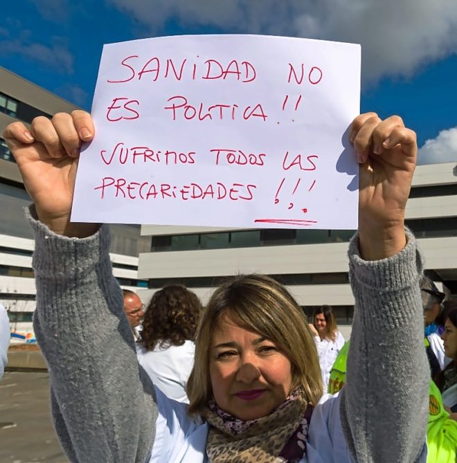 Protesta contra el decreto del cataln a las puertas del hospital de Can Miss.