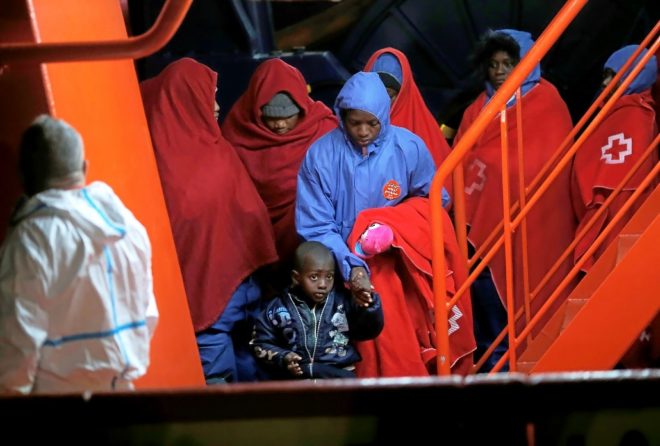 Una mujer y un nio inmigrantes desembarcan en el puerto de Mlaga...