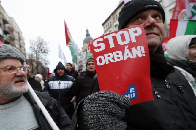 Un manifestante muestra un cartel contra Viktor Orban durante la...