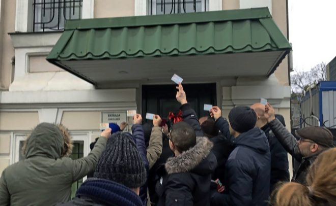 Un grupo de padres espaoles protesta ante la sede de la embajada en...