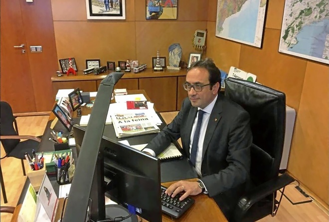 El ex conseller de Territorio, Josep Rull, en su despacho tras ser...