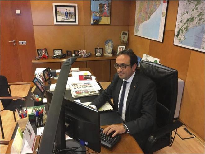 El ex &apos;conseller&apos; Josep Rull, en su despacho de la Generalitat.