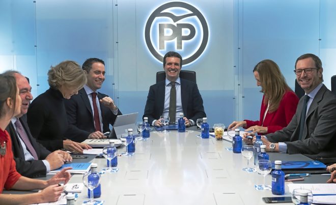 El presidente del PP, Pablo Casado, al frente del Comit de...