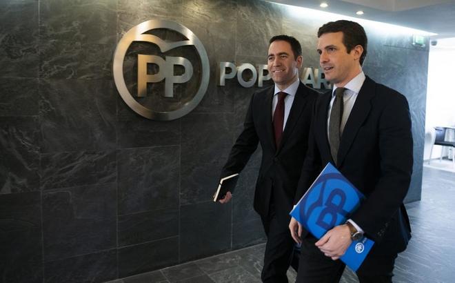 El presidente y el secretario general del PP, Pablo Casado y Teodoro...