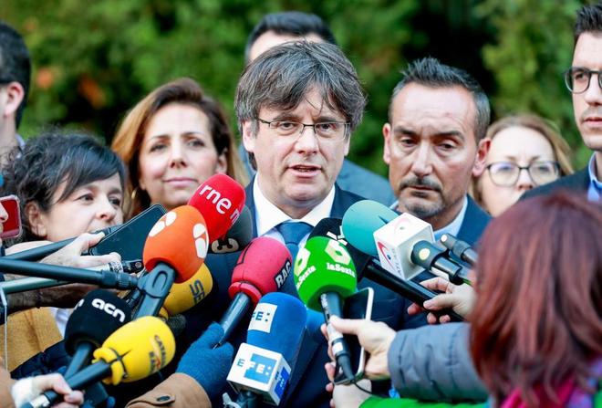 El ex presidente Carles Puigdemont se dirige a los medios tras la...