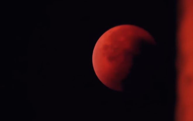 Imagen de la luna roja en un eclipse lunar total