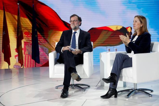 El ex presidente del Gobierno, Mariano Rajoy, junto a la presidenta...