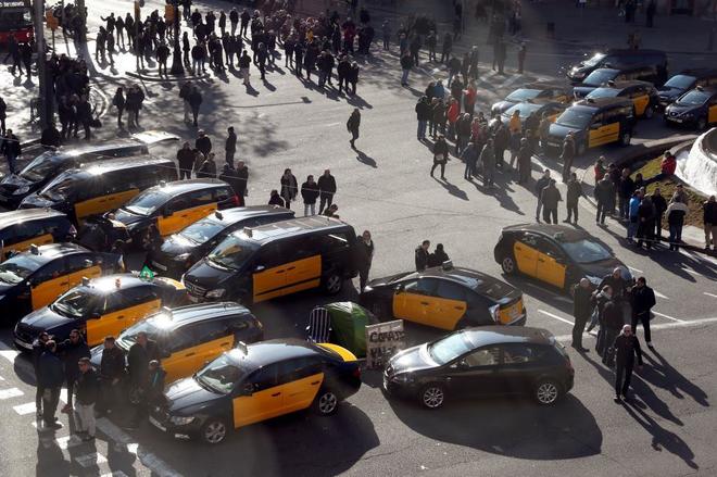 Los taxis bloquearon ayer los accesos a Barcelona en una nueva jornada...