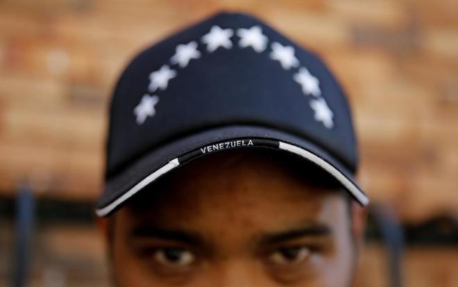 Un habitante venezolano con una gorra con el nombre del pas