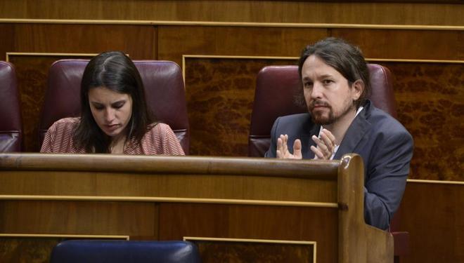 El secretario general y la portavoz de Podemos, Pablo Iglesias e Irene...