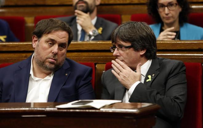 Oriol Junqueras y Carles Puigdemont en el Parlament.