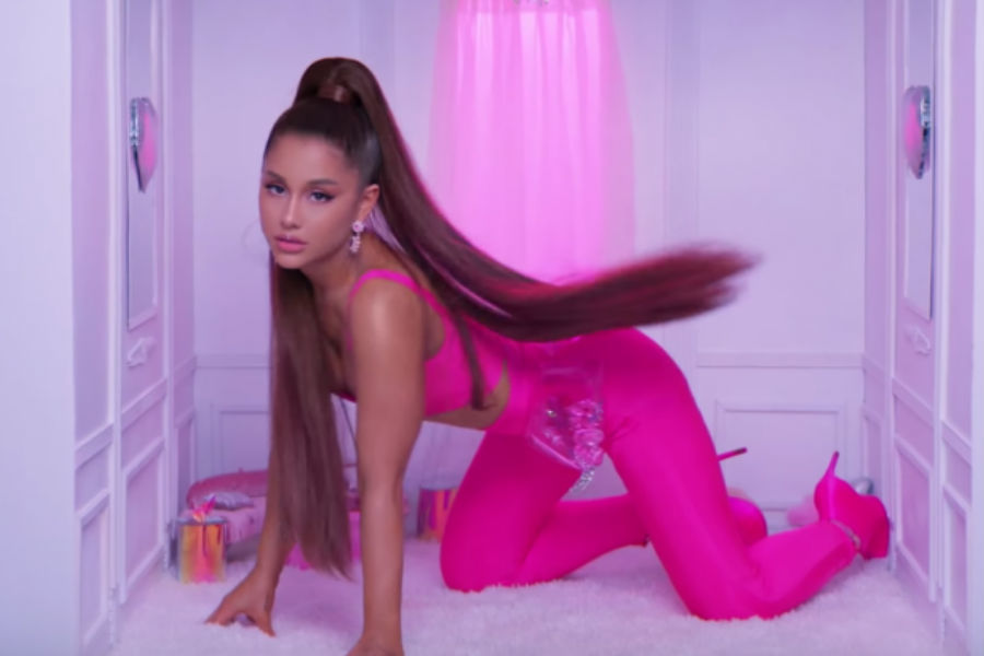 Ariana Grande en el videoclip 7 Rings