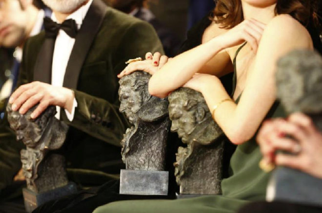 Variamos premiados sostienen el galardn de los Goya durante la gala