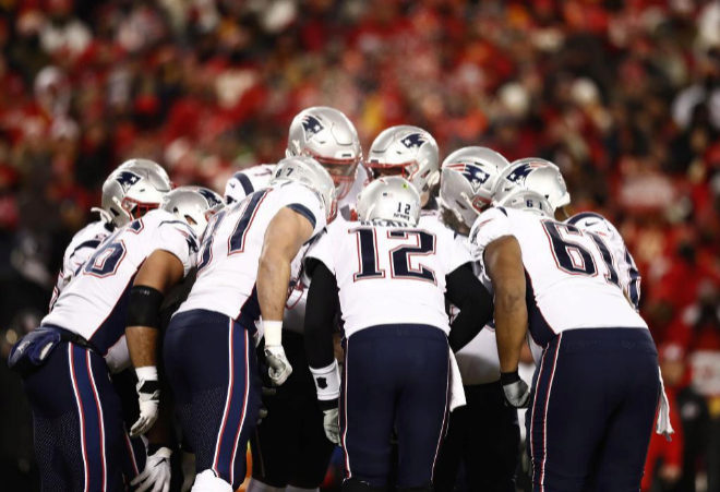 Tom Brady junto al resto del equipo de New England Patriots antes de...