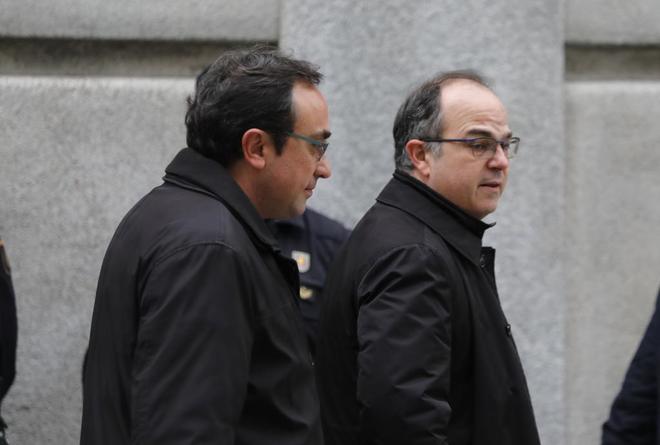 Los ex consejeros de la Generalitat, Jordi Turull y Josep Rull, en su...