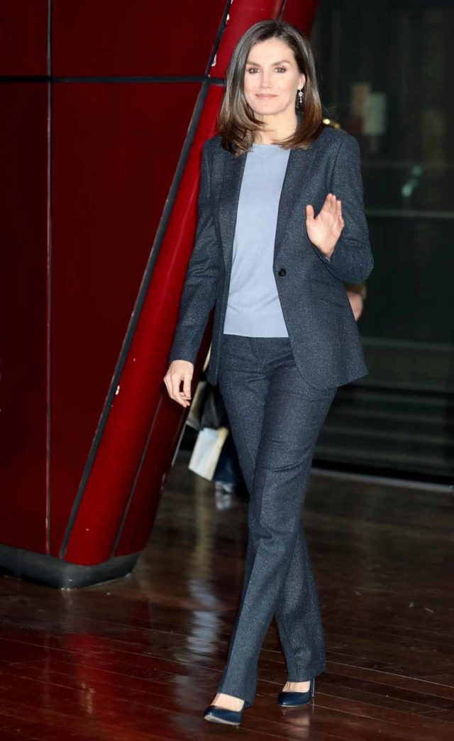 Mujer HUGO BOSS Pantalones tobilleros regular fit de raya diplomática en  lana elástica con trazabilidad Rojo | Trajes con pantalón y trajes con  falda | Camminare