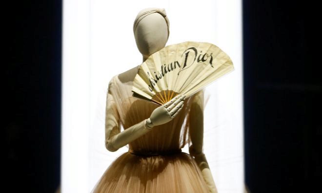 Rechazar Bienes inteligencia Londres corona a Christian Dior, el modista que volvió a vestir a la mujer  tras la II Guerra Mundial | Cultura