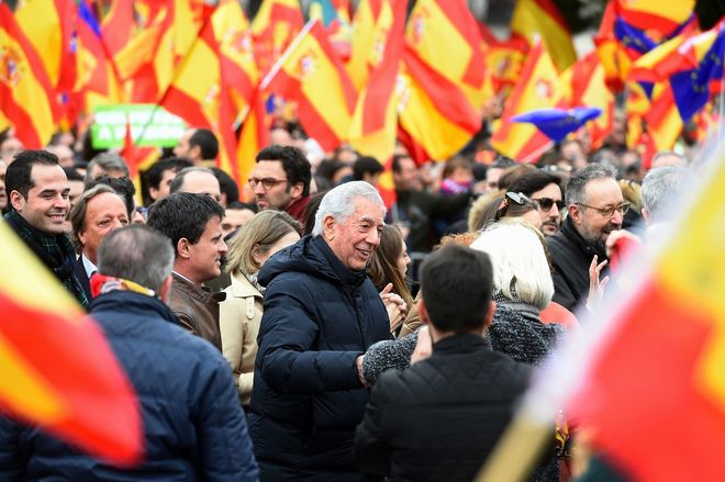El escritor, Mario Vargas Llosa, y el candidato de Cs para Barcelona,...