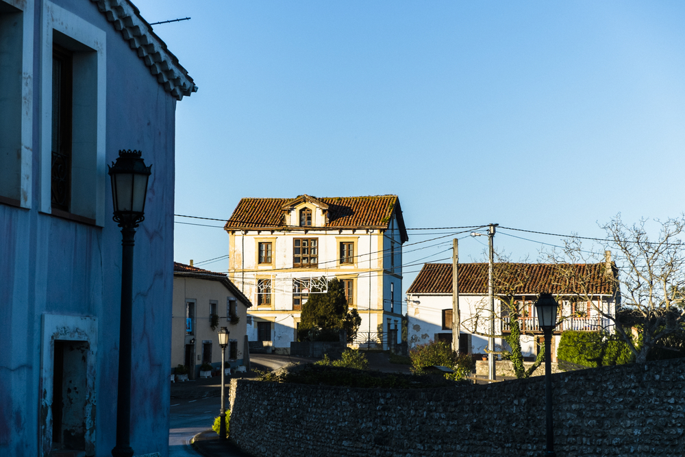 En el extremo oriental de Asturias, la capital del concejo de...