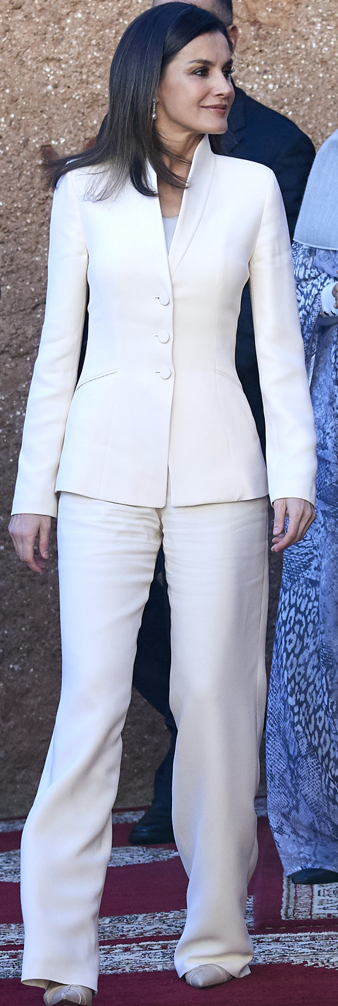 Letizia  con traje de chaqueta y pantaln blanco de Armani en...