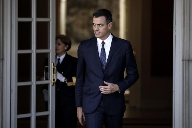 El presidente del Gobierno, Pedro Sánchez, sale del Palacio de La...