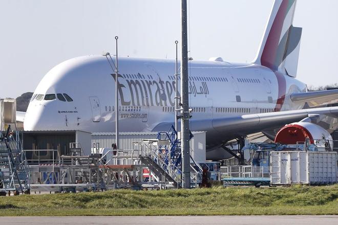Un A380 con bandera de la compañía Emirates en la sede de Airbus en Francia.
