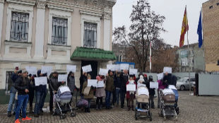 Protesta de padres con sus hijos frente a la embajada espaola en...