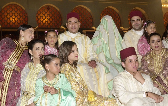 Mohamed VI y Salam Bennani el día de su boda en 2002, rodeados de la familia real
