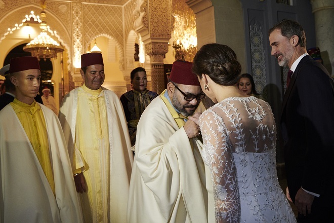 Mohamed VI saluda a la Reina Letizia en la cena de gala celebrada en el Palacio Real de Rabat el 13 de febrero de 2019