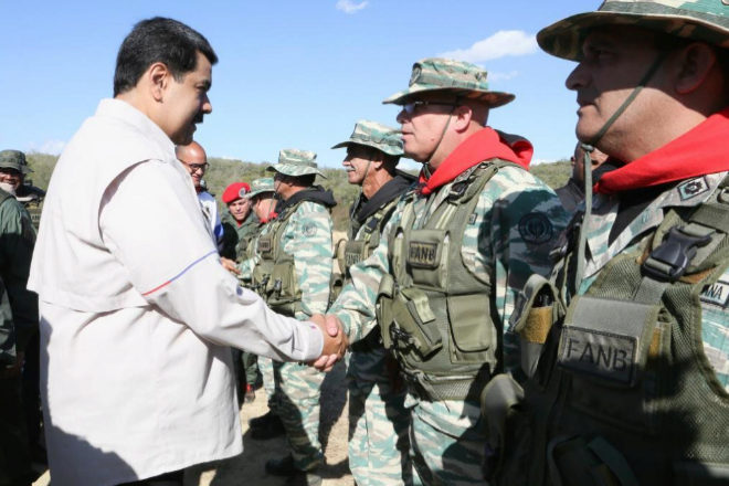 Nicolás Maduro saluda a varios soldados, durante uno de los últimos ejercicios militares.