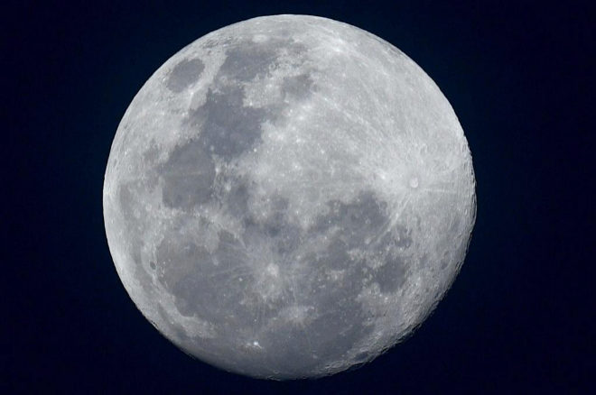 La superluna o luna de nieve vista desde Malasia