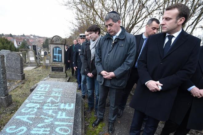 El presidente francs, Emmanuel Macron, visit ayer el cementerio en...