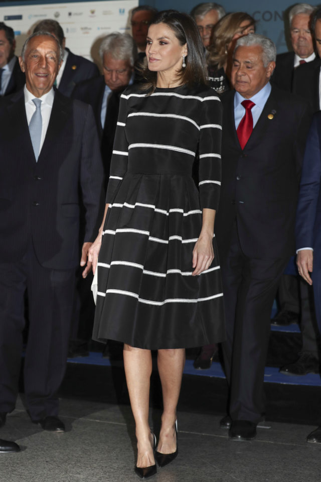 Letizia con vestido negro y de rayas blancas de Carolina Herrera | Moda |  EL MUNDO