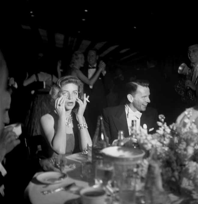 Frank Sinatra y Lauren Bacall en un after party de la Academia