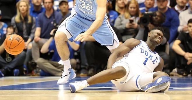 Zion Williamson, estrella del baloncesto universitario de EEUU, revienta zapatilla Nike pleno partido |